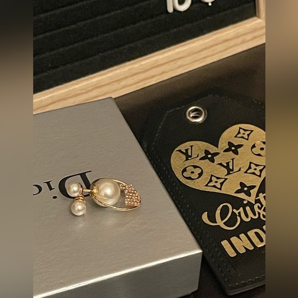 C💕D💕 Pearl Earrings - Picture 2 of 16